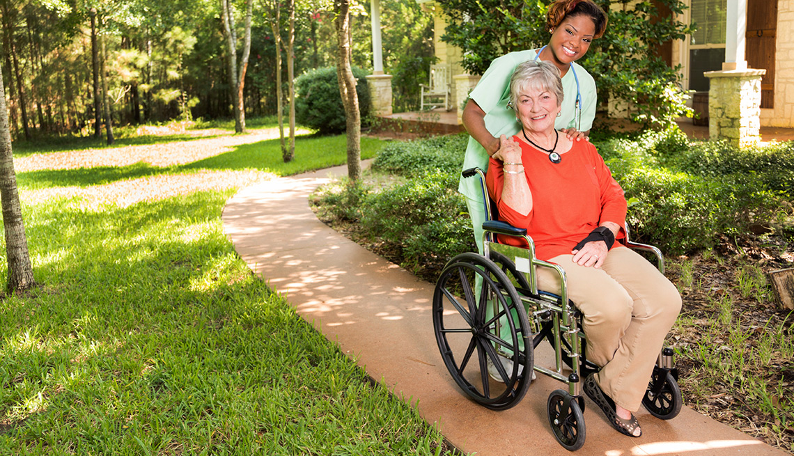 Mujer en silla de ruedas con una prestadora de cuidados - Cosas que deberías rentar y no comprar
