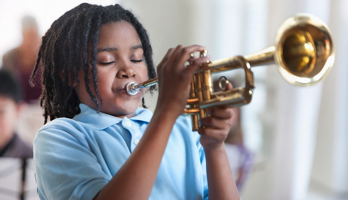 Niño tocando la trompeta - Cosas que deberías rentar y no comprar