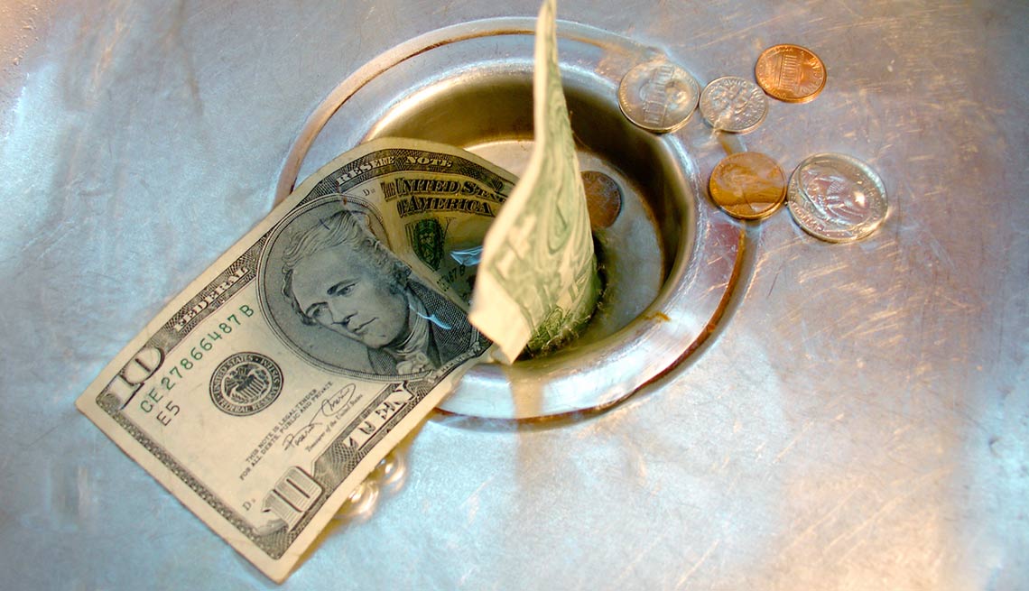 Billetes de 10 dólares que se van por el triturador de un lavaplatos - Evita reparaciones costosas en el hogar