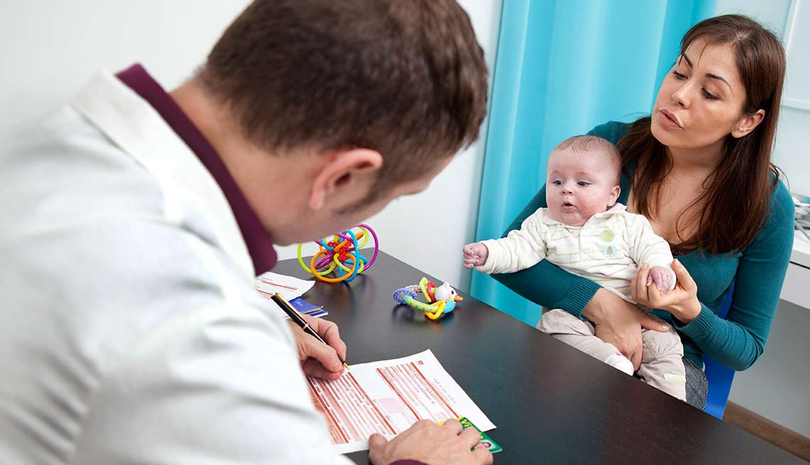 Mujer con un bebé en la oficina de un médico - Beneficios poco conocidos del Seguro Social