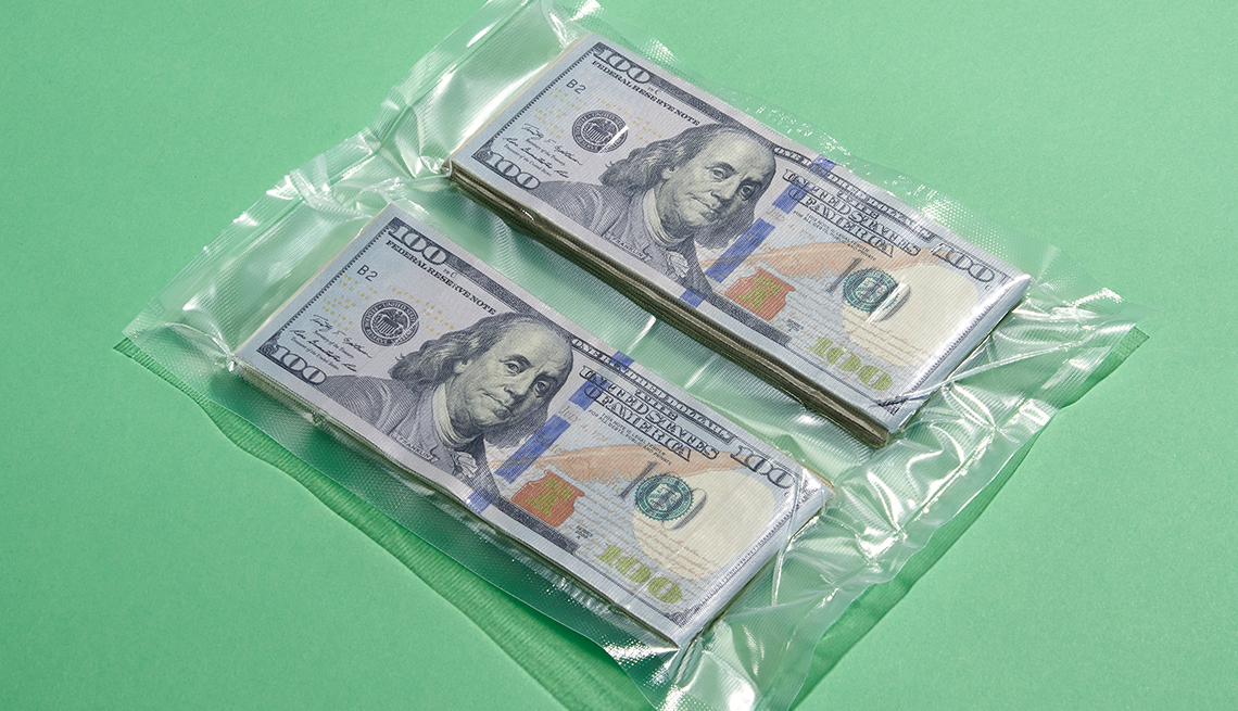 Billetes de $100 dólares en una bolsa de plástico - Mejores maneras de gastar $200
