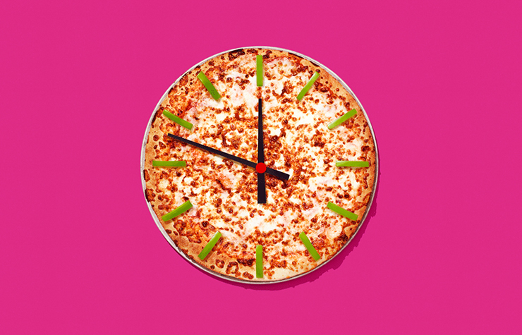 Una pizza que asimila la forma de un reloj para indicar las formas que en puedes ahorrar dinero