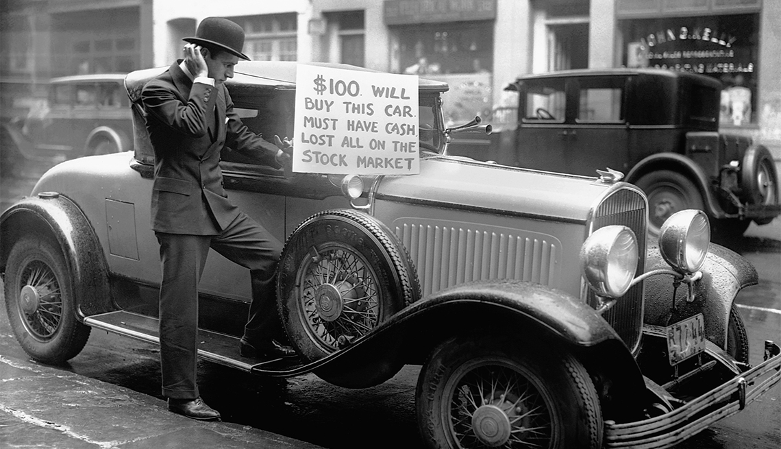 El inversionista Walter Thornton trata de vender su carro de lujo por $100 en las calles de Nueva York después que el mercado de valores cayó en 1929. 
