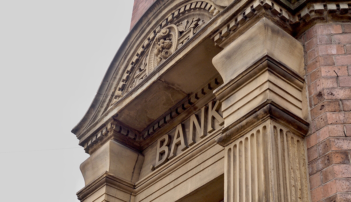 La palabra banco tallada en un edificio de piedra clásico 