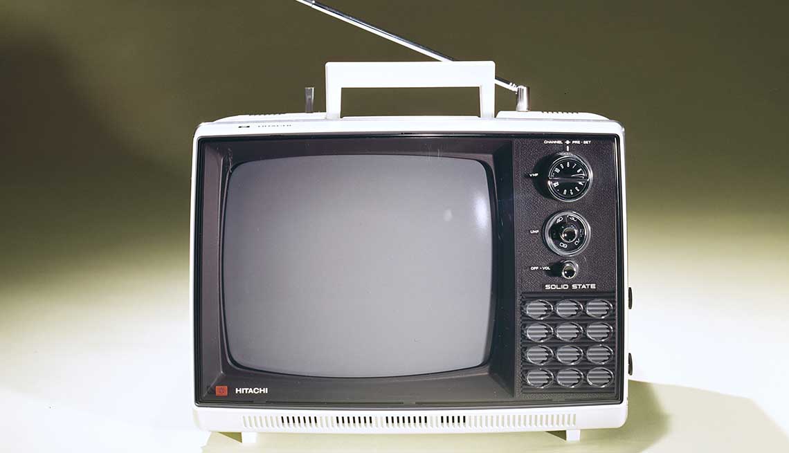 item 9 of Gallery image - Televisor portátil con antena, 1980.