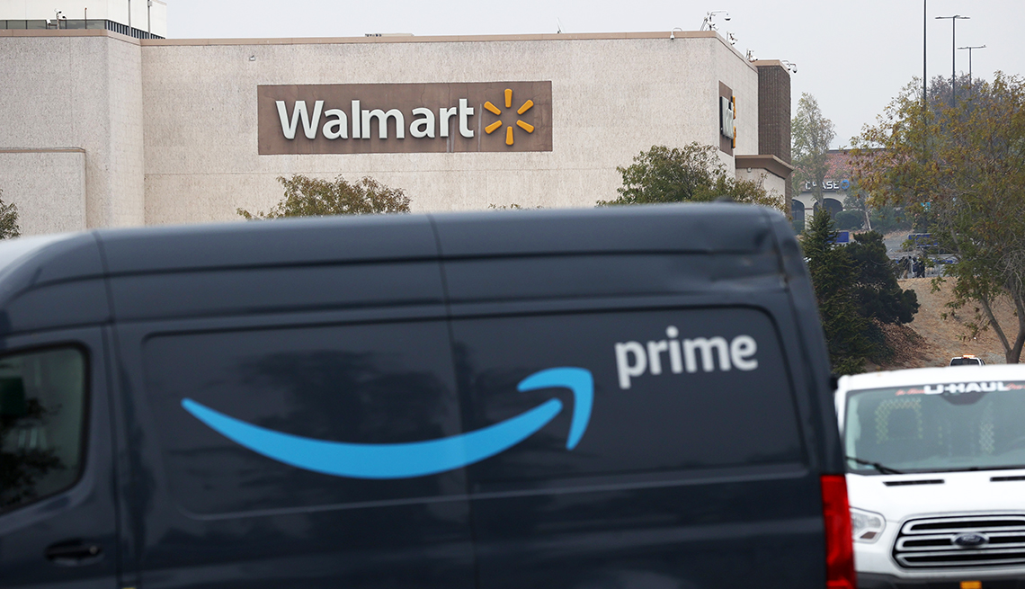 Camión de Amazon Prime cerca a una tienda de Walmart.