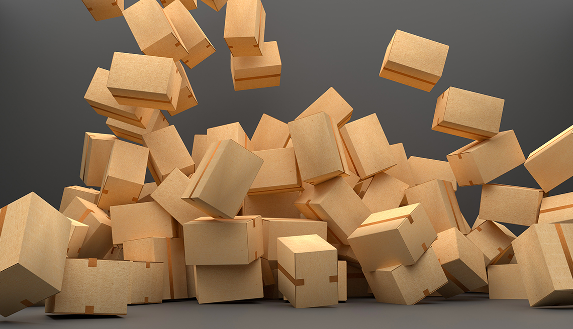 Un montón de cajas de envío de cartón selladas parecen amontonarse mientras caen caóticamente desde encima del marco de fotos.