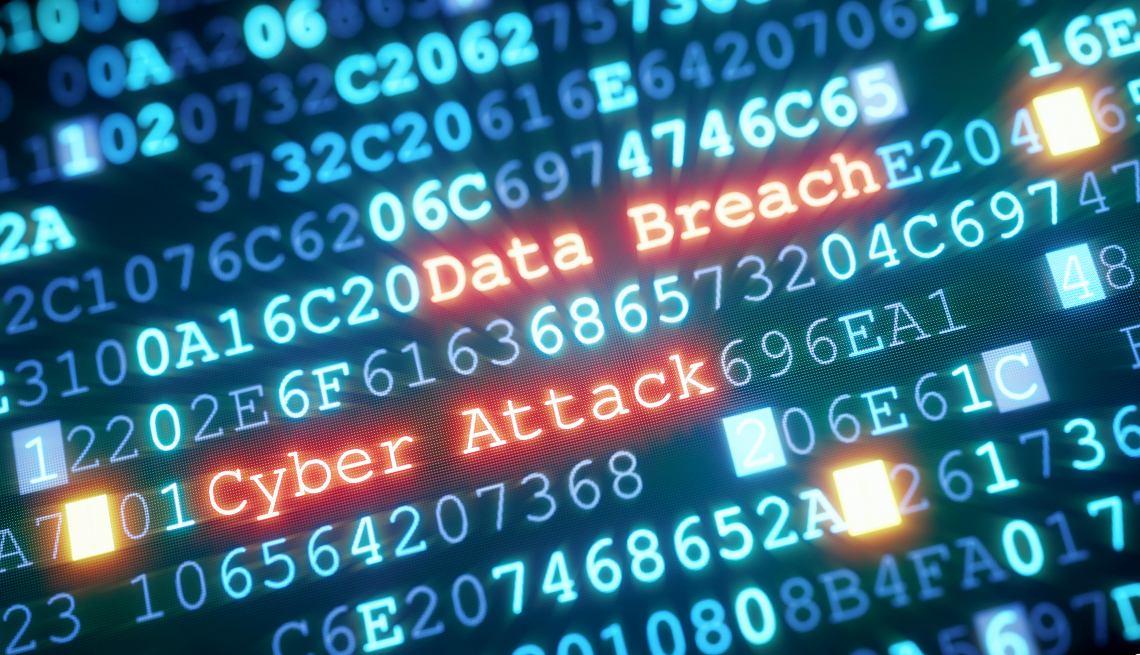 Pantalla de computadora con letras y mostrando el letrero Data Breach y Ciber Attack