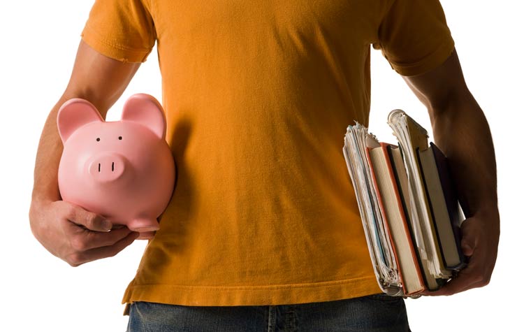 Joven estudiante sosteniendo libros y una alcancía - Cómo elegir el mejor préstamo estudiantil