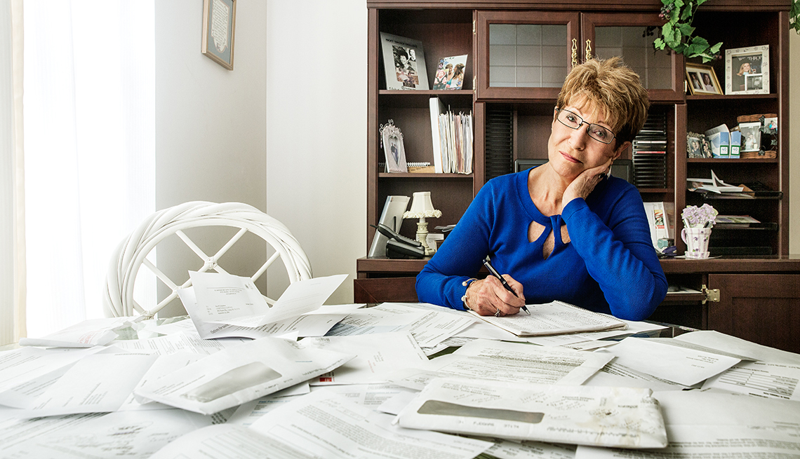 Ann Twiselton de 77 años en su casa en Spring, Hill, TN, haciendo cuentas de sus préstamos estudiantiles.