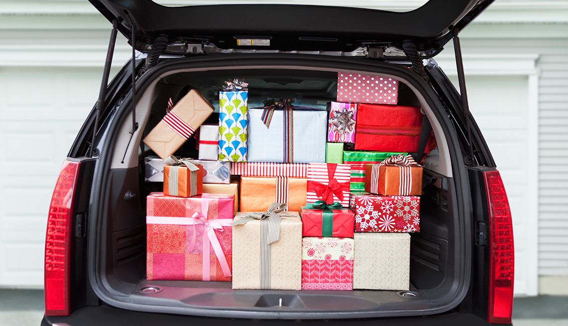 Camioneta llena de regalos con la puerta trasera abierta - Errores en las compras navideñas con tarjetas de crédito