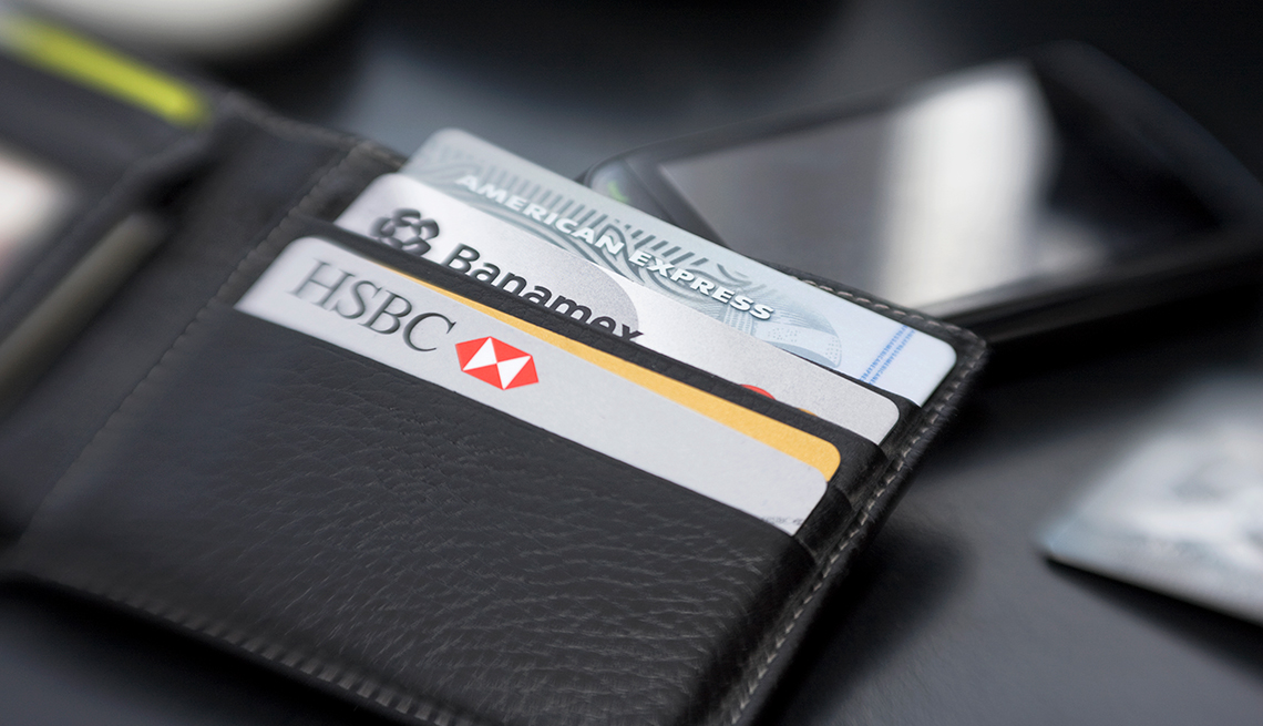 Billetera de hombre con varias tarjetas de crédito y cómo aprender a manejarlas.