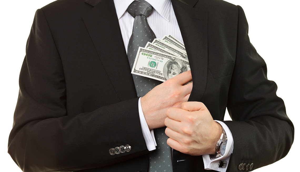 Hombre guardando dinero en su chaqueta - Protege tus ahorros para la jubilación 