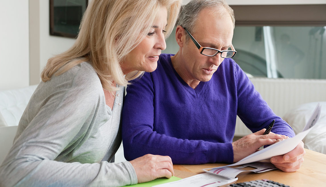 Mujer y hombre mayores viendo un documento - Errores a evitar en la jubilación