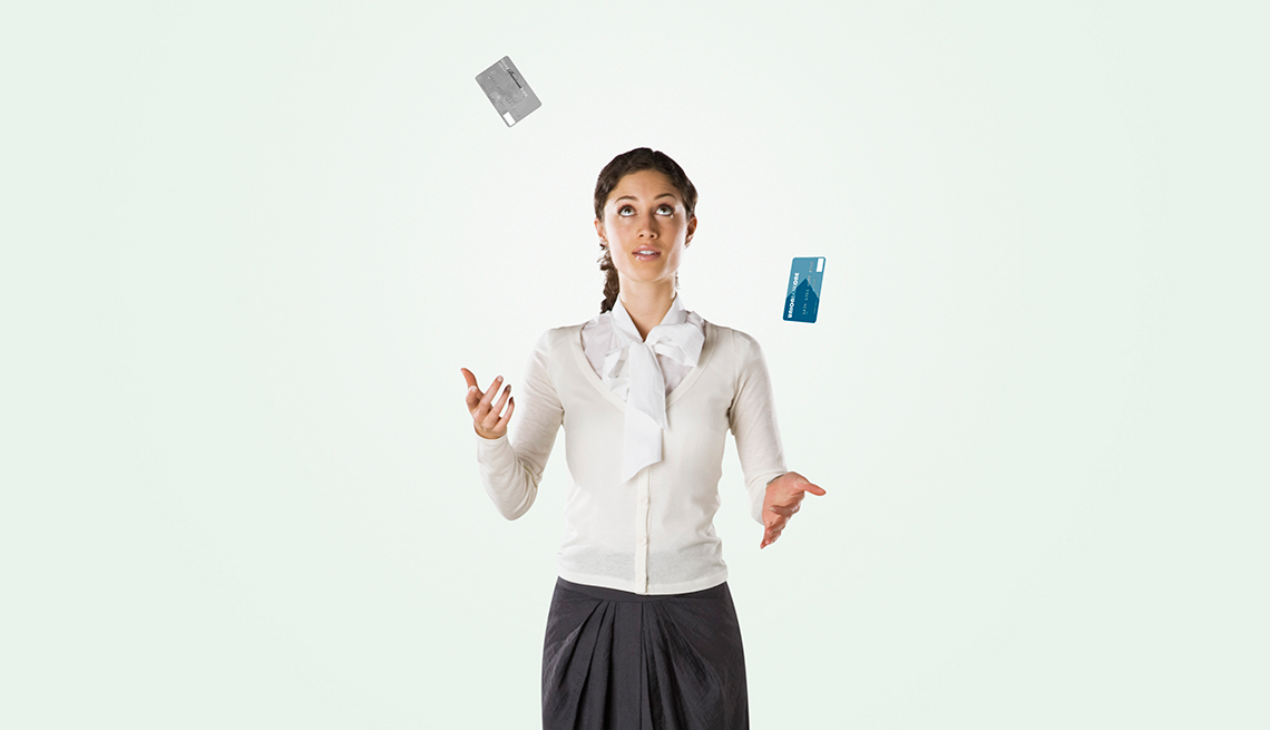 Mujer jugando con tarjetas de crédito - Errores frecuentes al comprar un negocio