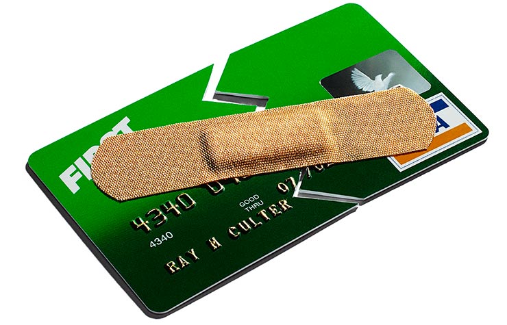 Tarjeta de crédito con una cura encima - Consejos para poner tus finanzas en orden