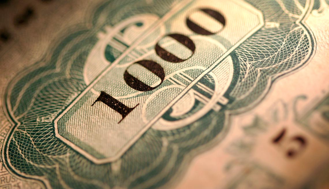 Fondo de un billete de dólar con el número mil encima - Evita los fondos de bonos arriesgados