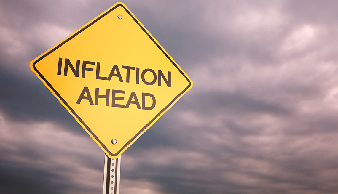 Señal de tránsito con la frase inflación adelante