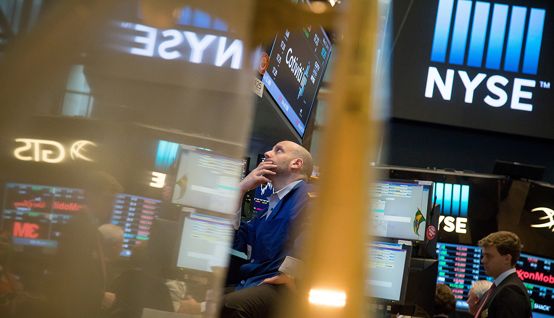 Un comprador de Wall Street mirando las pantallas.