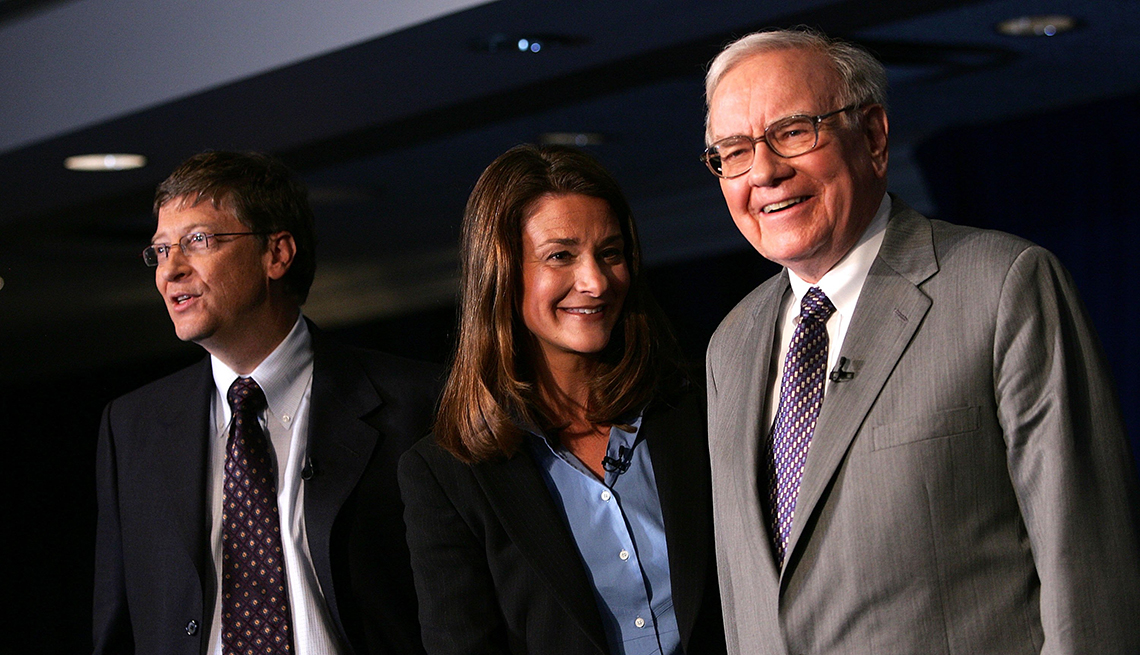 Warren Buffett (derecha) con Bill y Melinda Gates anuncian la organización benéfica “A Giving Pledge” el 26 de junio del 2006