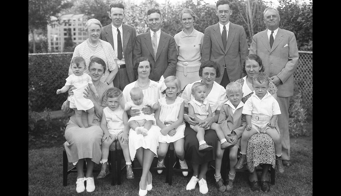 A black and white group photo taken outdoors in 1934 includes Howard Buffett, father of billionaire philanthropist Warren Buffett