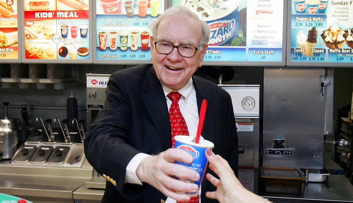 Warren Buffett detrás del mostrador de Dairy Queen en Omaha, Neb.