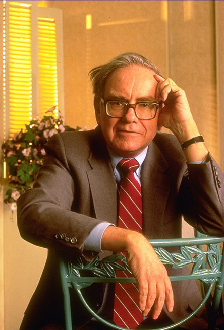 Warren Buffett sentado en una silla en 1980