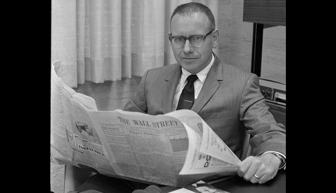 Warren Buffett lee el periódico “Wall St. Journal” en su oficina en 1965.