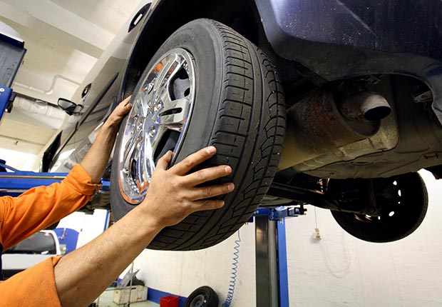 mechanic changing a car wheel. (Istockphoto)