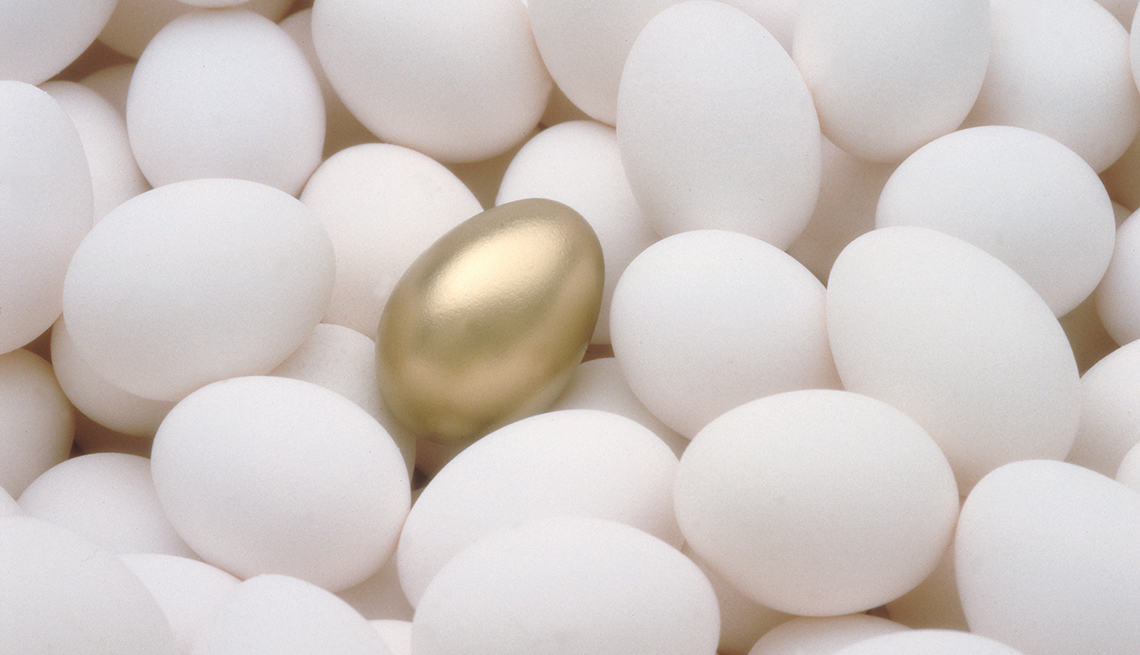 Huevo dorado en medio de huevos blancos y aprende a invertir tus anualidades.