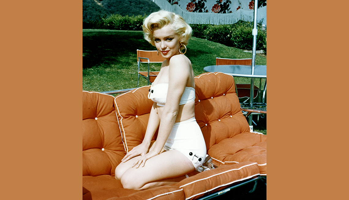 Retrato de Marilyn Monroe en un sofá de color naranja en un jardín, artículos de colección de valor