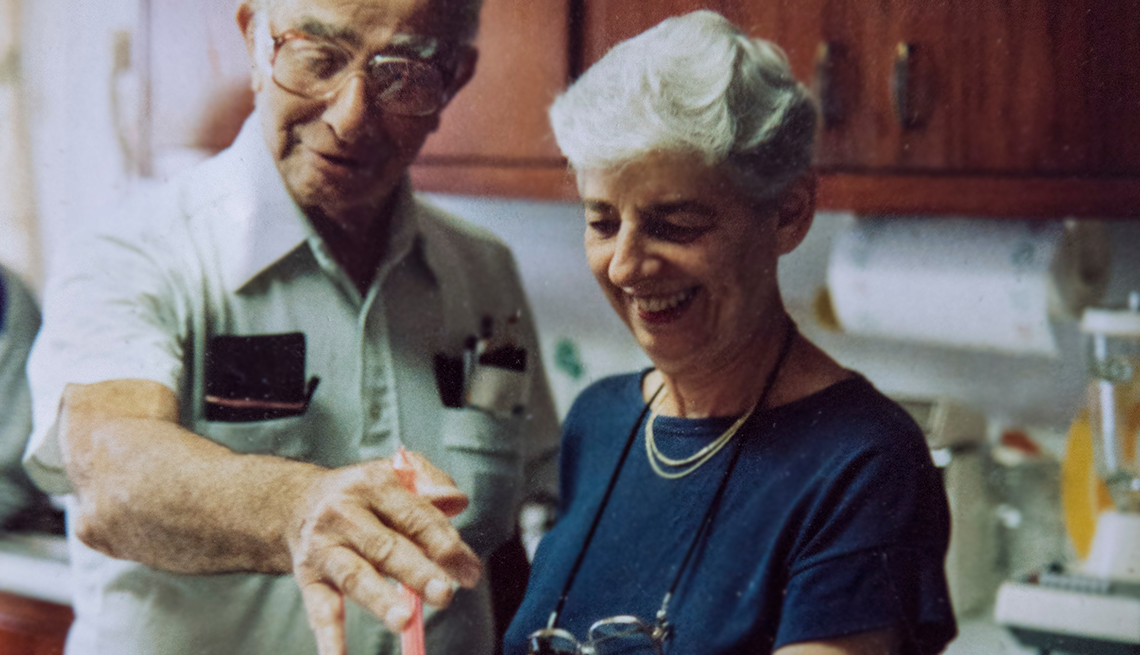 Sylvia Bloom, derecha, y su esposo, Raymond Margolies
