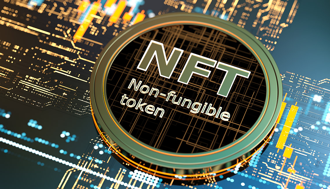 Ilustración de una moneda NFT Non-fungible sobre una imagen ampliada de un microchip de computadora