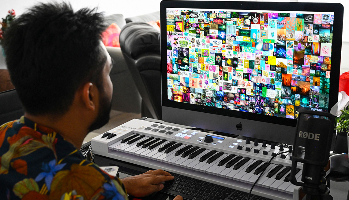 Emprendedor del blockchain Vignesh Sundaresan frente a una pantalla y una organeta muestra una pieza de arte digital