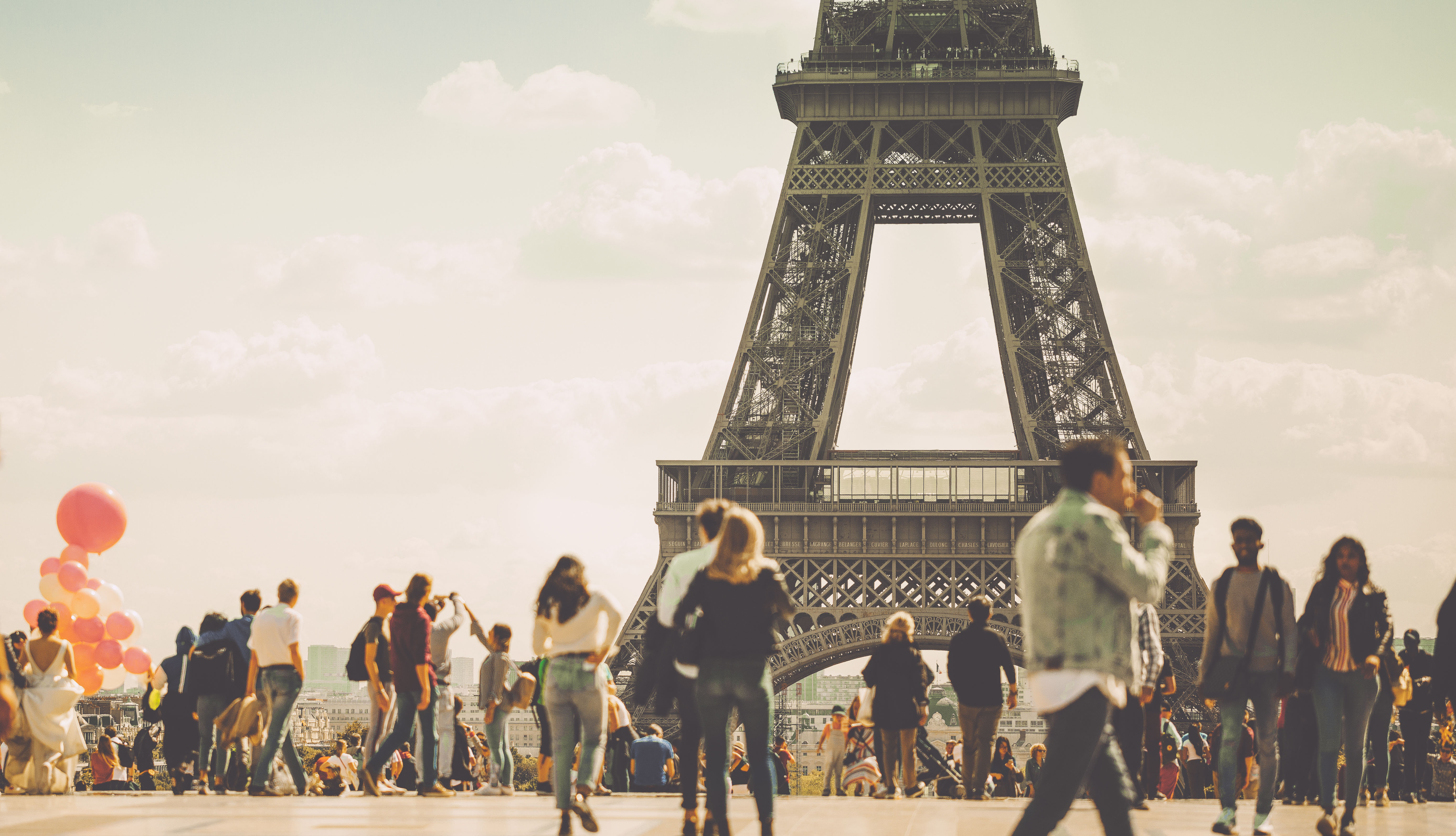 Turistas frente a la Torre Eiffel, Paris, Francia