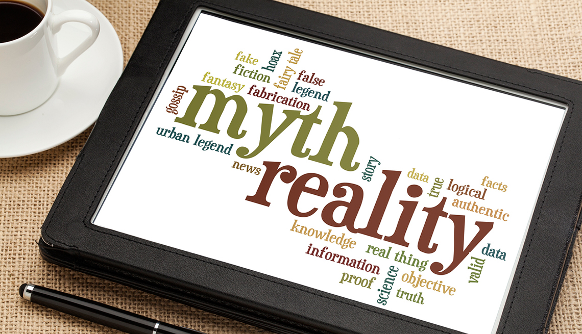 Tableta electrónica en donde se lee las palabras Mito y Realidad - Cómo distinguir y deshacerte de sitios de información falsa 