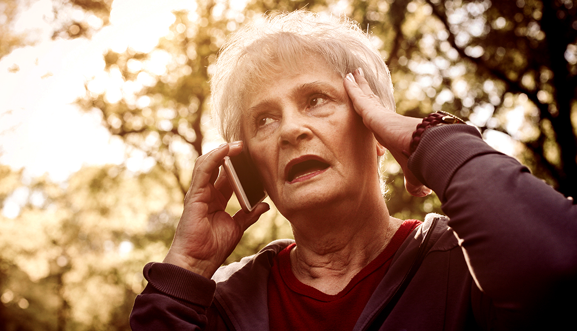 Mujer mayor hablando por un teléfono móvil.
