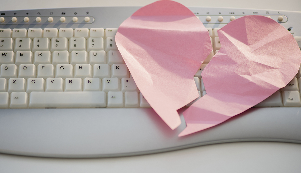 Corazón roto sobre un teclado de computador