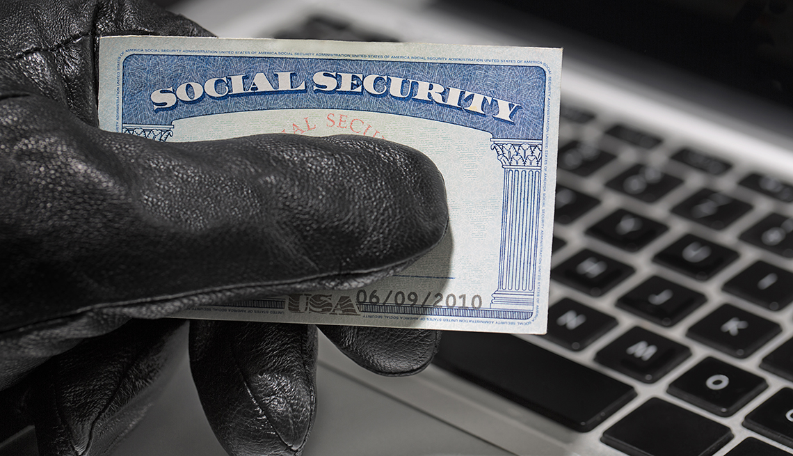 Ladrón sostiene en la mano una tarjeta del Seguro Social