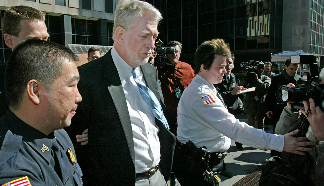 El exejecutivo Bernie Ebbers a la salida de un edificio del gobierno federal en Nueva York, marzo 3, 2004. 