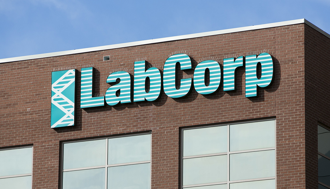 Logo de LabCorp en el edificio sede de Laboratory Corporation of America Holdings, Burlington, North Carolina 