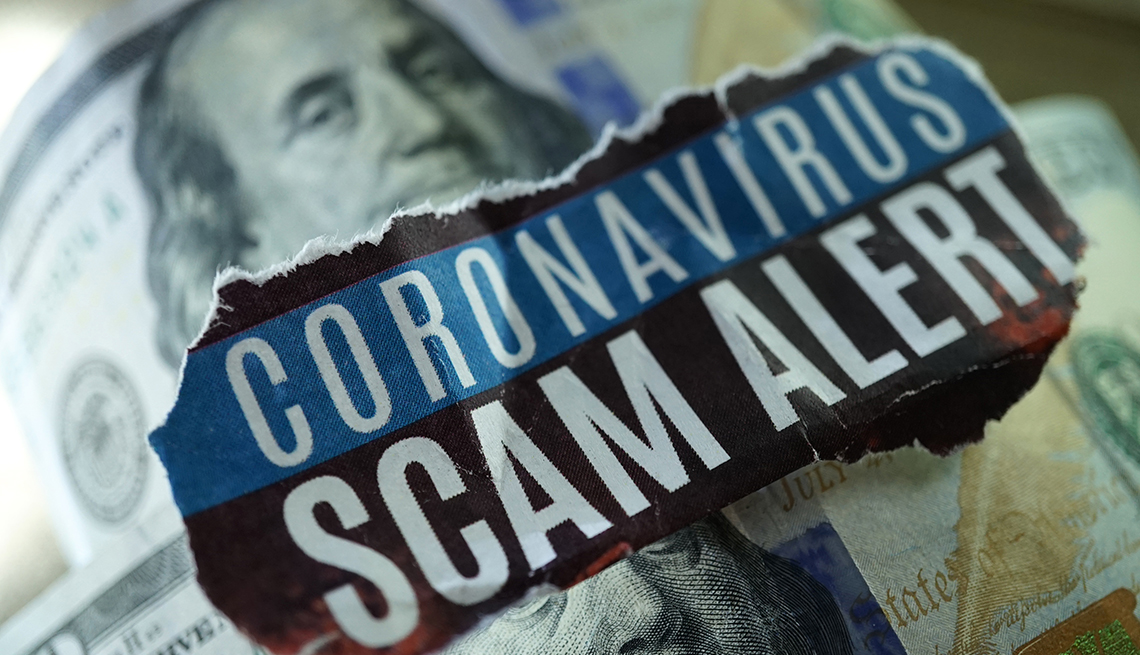 Dólares y encima una texto en inglés que dice alerta de fraude por coronavirus