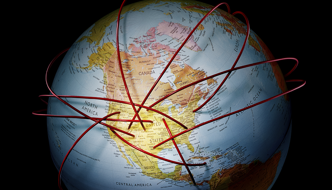 Globo terráqueo con Norte América con líneas rojas que llegan de partes desconocidas de otros territorios.