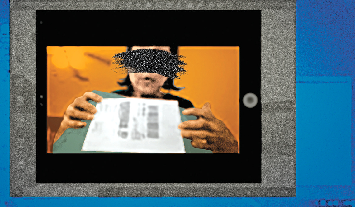 Captura de pantalla de una víctima de fraude que muestra a sus estafadores una caja con dinero que pondrá en el correo.