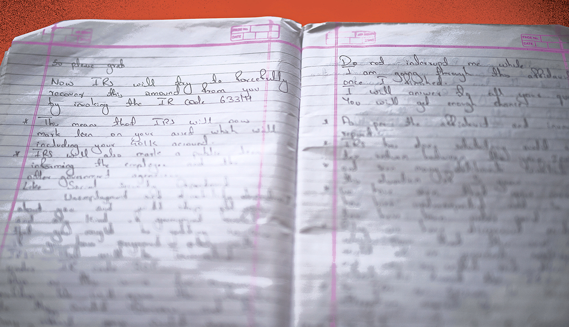 Cuaderno de notas de un estafador con sus diálogos y respuestas