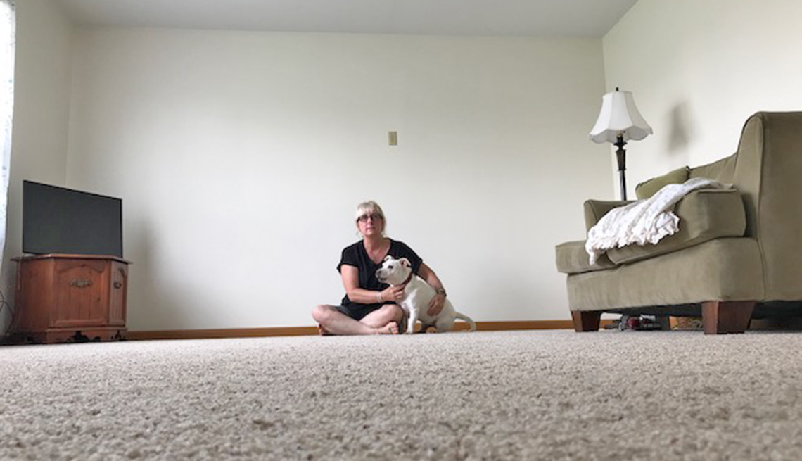 Jenifer Henline con su mascota en un apartametno casi vacío