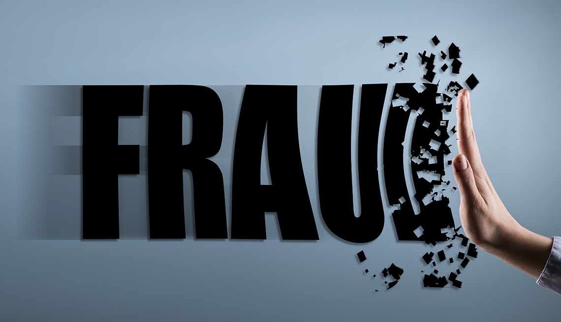 Una mano que empuja y destruye la palabra fraude