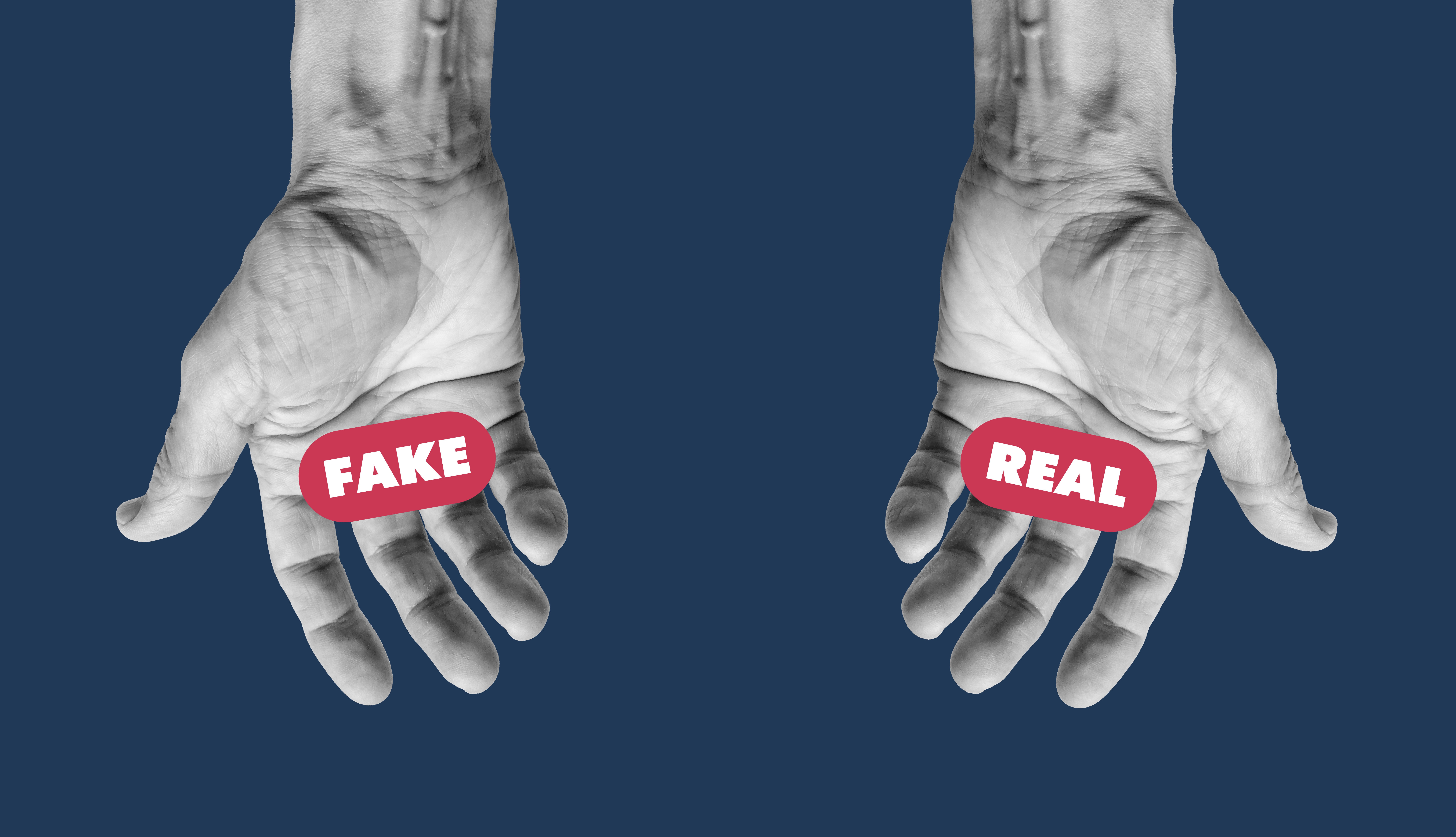  Dos manos humanas sosteniendo las palabras en inglés falso y real, sobre un fondo azul.