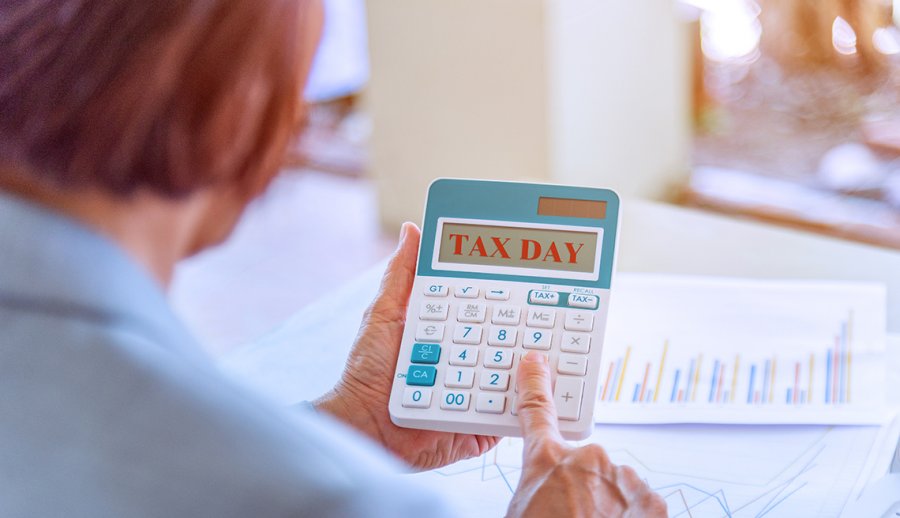 1140 profile woman holding tax day calculator esp.imgcache.rev.web.900.513