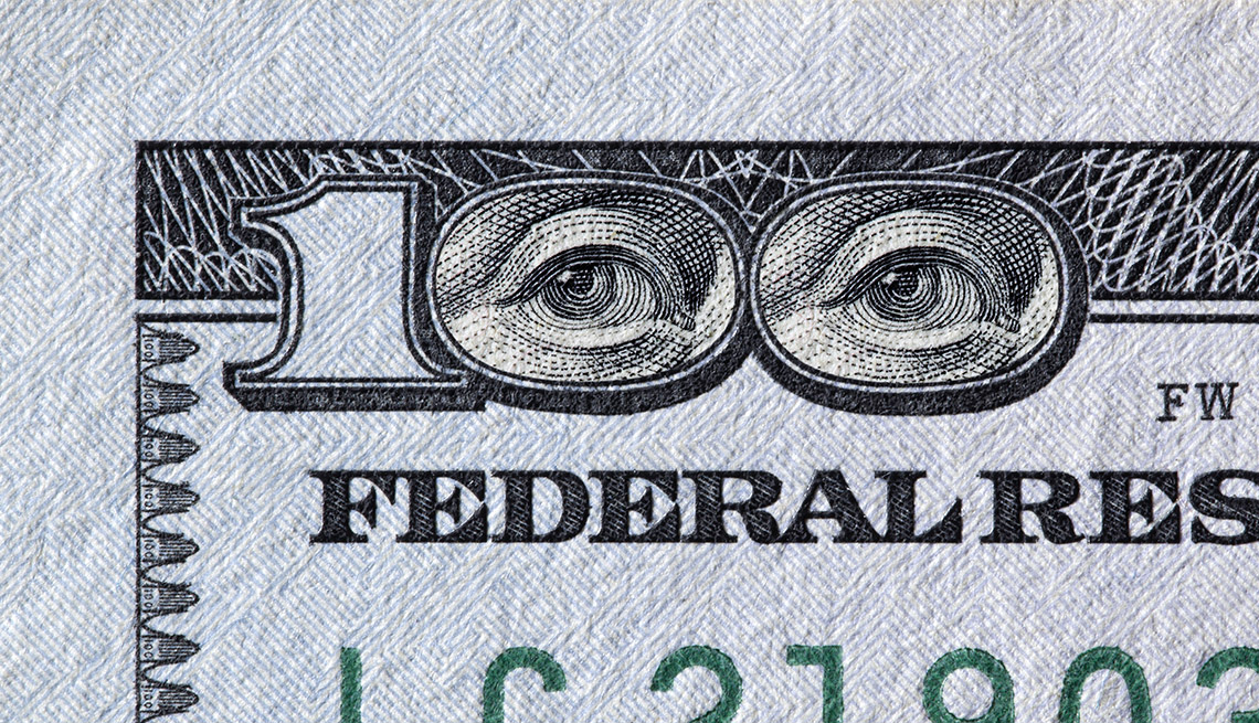 Ojos de Benjamin Franklin en un billete de 100 dólares